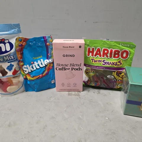 APPROXIMATELY 13 ASSORTED FOOD & DRINK ITEMS TO INCLUDE - GRIND HOUSE BLEND , HARIBO TWIN SNAKES , FINI LITTLE MIX ETC