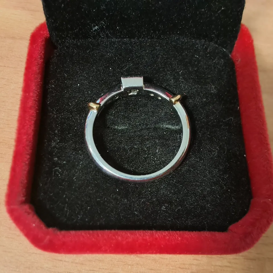 18CT GOLD RING SET WITH A NATURAL PRINCESS CUT DIAMOND AND NATURAL DIAMONDS TO EACH SHOULDER