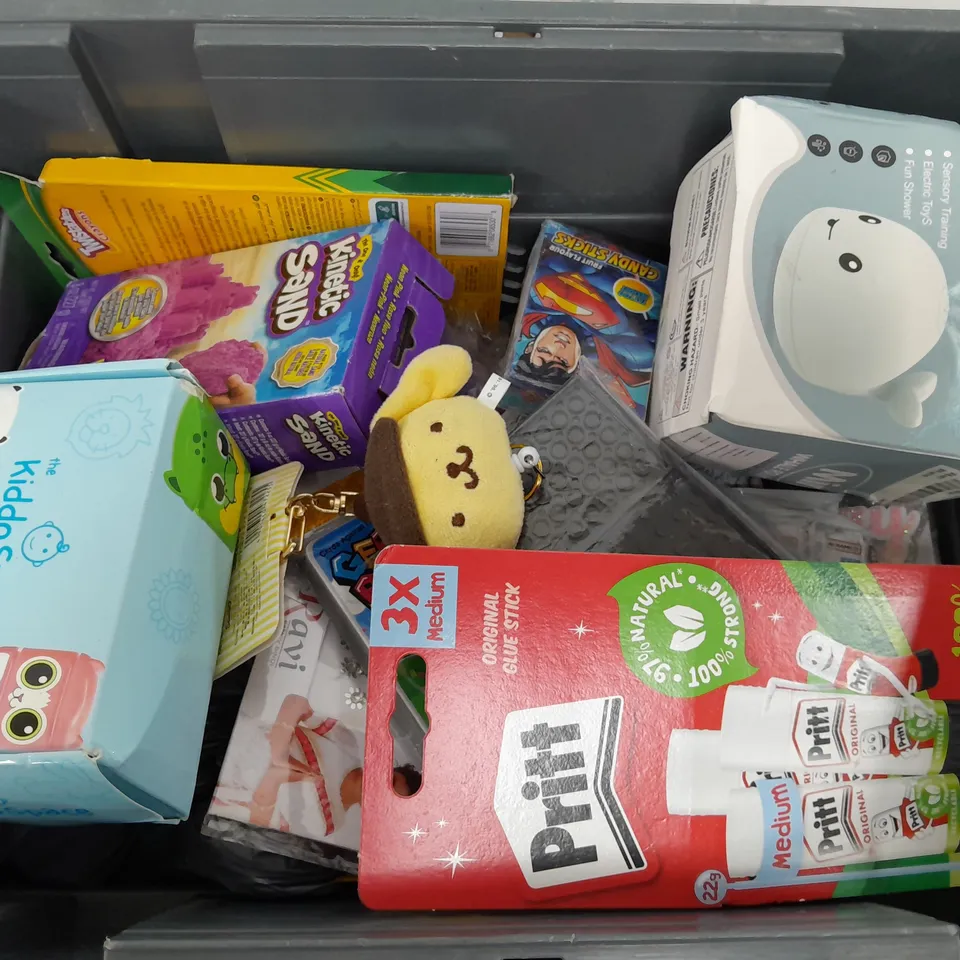 APPROXIMATELY 14 ASSORTED TOYS & GAMES PRODUCTS TO INCLUDE ONE PIECE AWAKENING OF THE NEW ERA CARD PACKS, KINETIC SAND, CRAYOLA TWISTABLES CRAYONE ETC