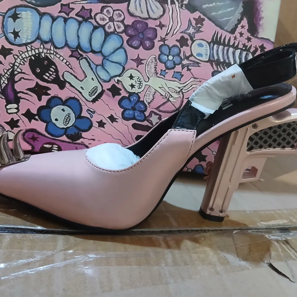 JAZMIN BEAN X KOI REVENGE PUMP GUN HEELS – PINK, UK 4 (KA00773-UK4)