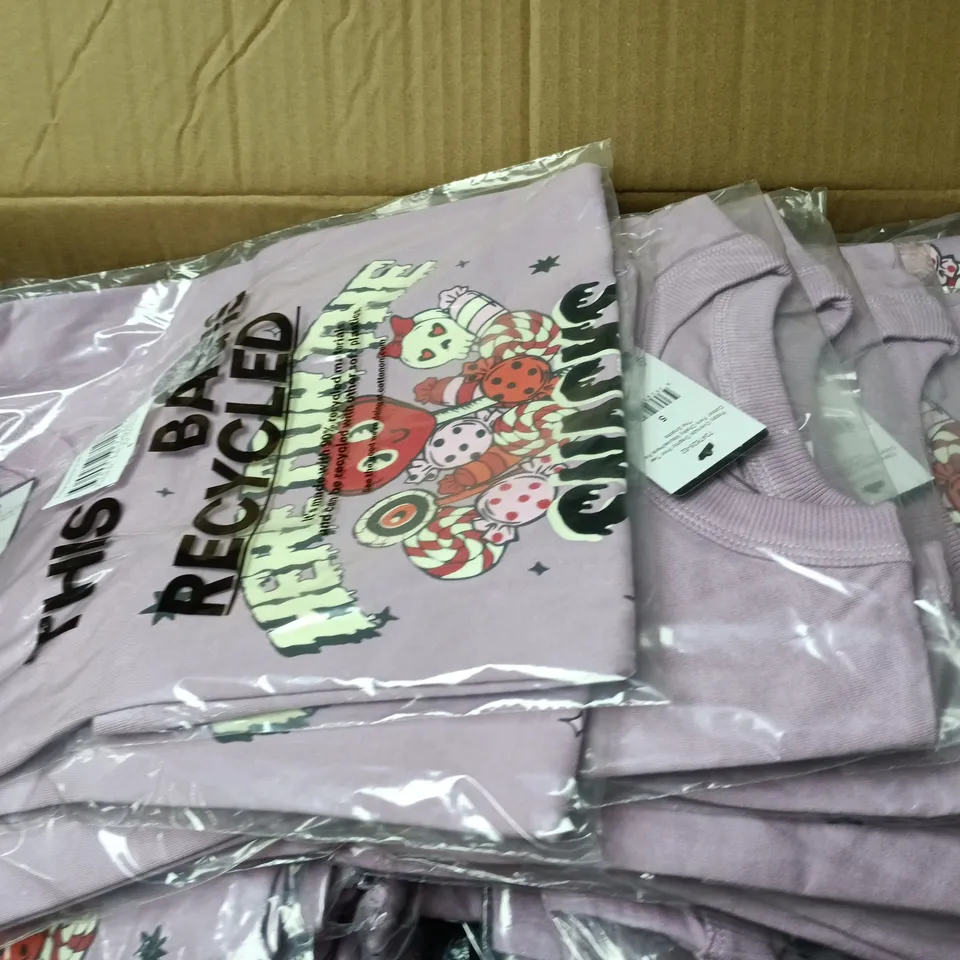 APPROXIMATELY 25 ASSORTED CLOTHING ITEMS IN VARIOUS SIZES, COLOURS & STYLES TO INCLUDE Y2K BOX FIT CREW KNIT, POPPY OVERSIZE GRAPHIC TEE, ORGANIC CROPPED FIT LONG SLEEVE, ETC
