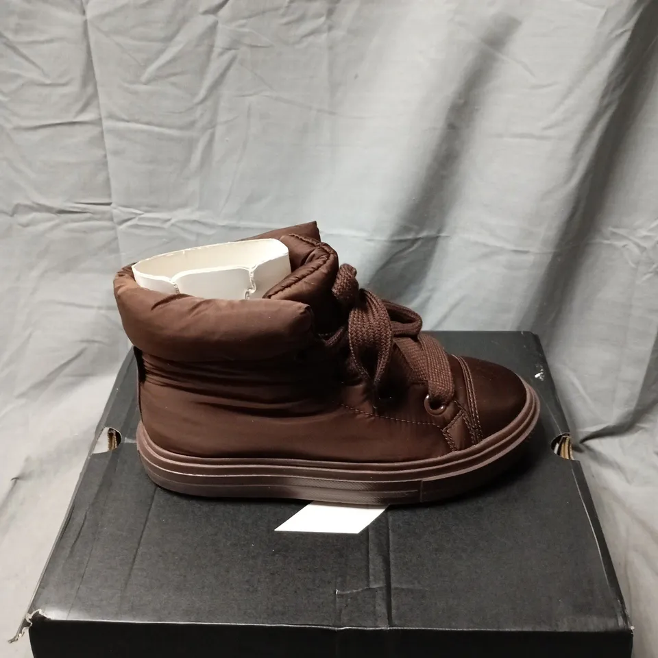 CONVERSE BROWN HIGH-TOP BOOTS SIZE 7 BOXED