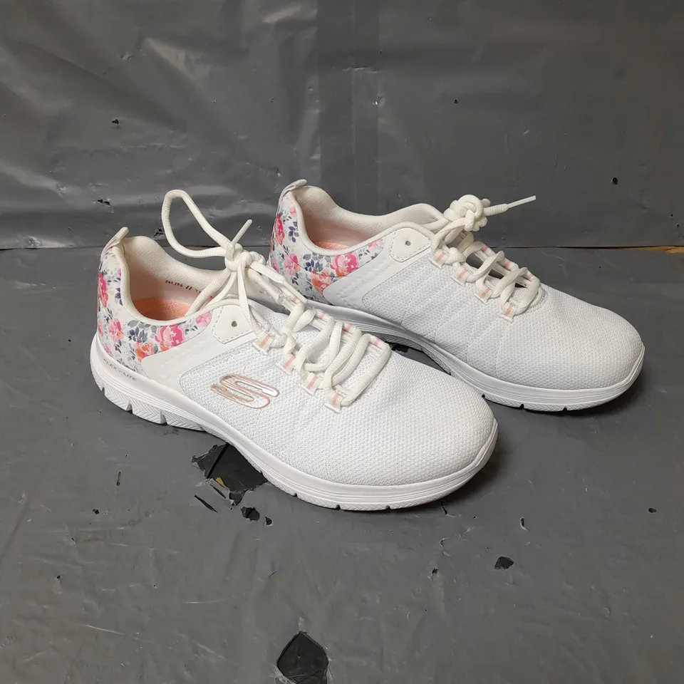 SKECHERS 4.0 LACE UP TRAINERS - WHITE/FLORAL - SIZE 6