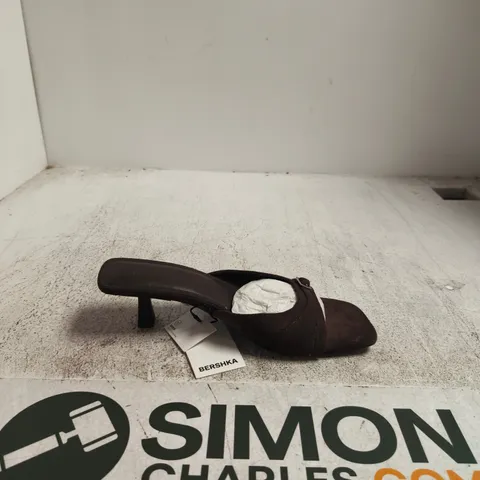 BERSHKA WOMEN'S BROWN SUEDE HEELED SANDALS – UK 7 (EU 40)
