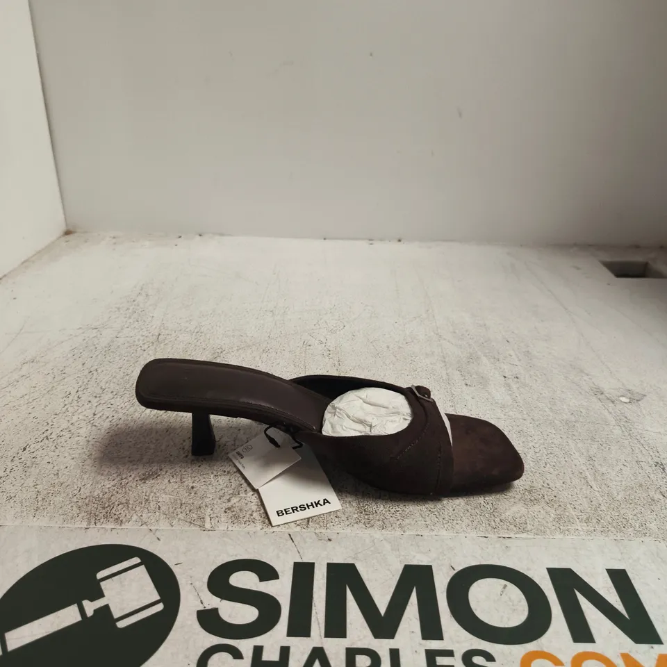 BERSHKA WOMEN'S BROWN SUEDE HEELED SANDALS – UK 7 (EU 40)