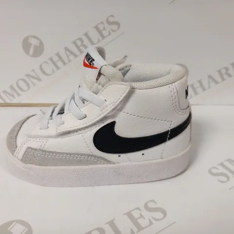 NIKE SIZE 5.5 CHILDS SHOES