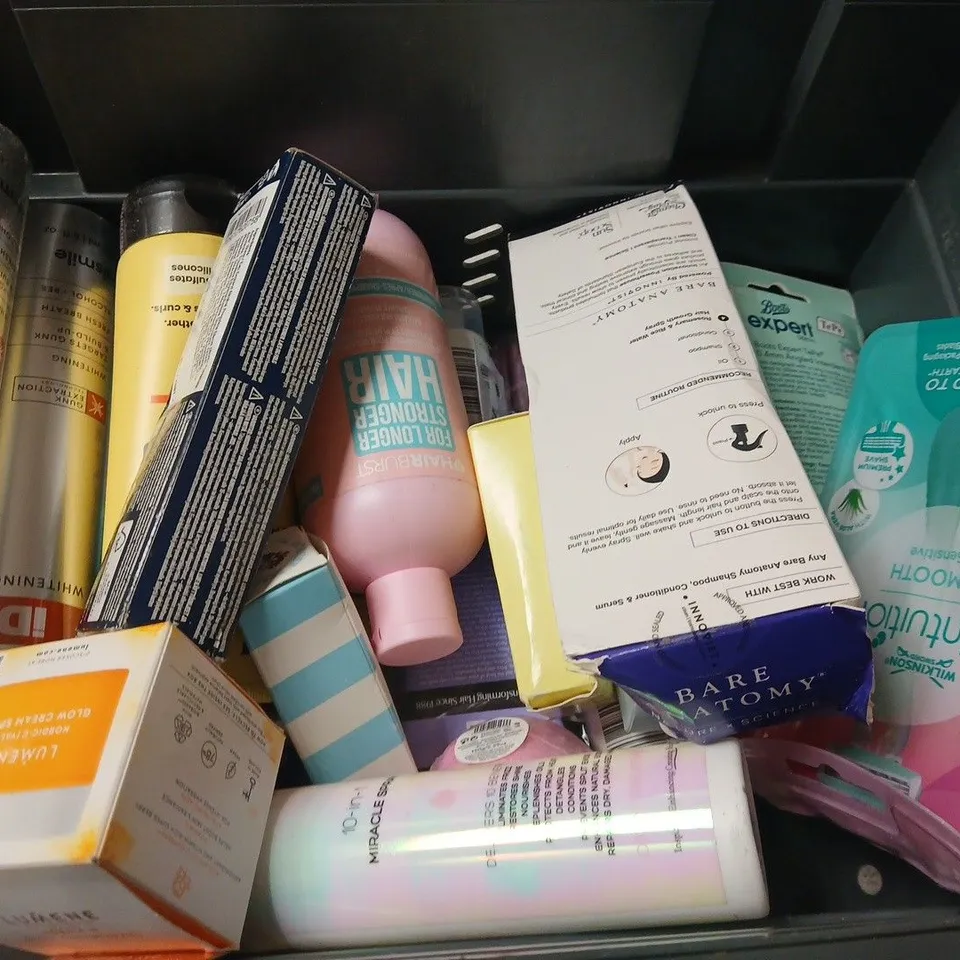 APPROXIMATELY 15 ASSORTED HEALTH & BEAUTY PRODUCTS TO INCLUDE HISMILE ID WHITENING, ORGANIC FACIAL OIL, HAIRBURST CONDITIONER, ETC - COLLECTION ONLY