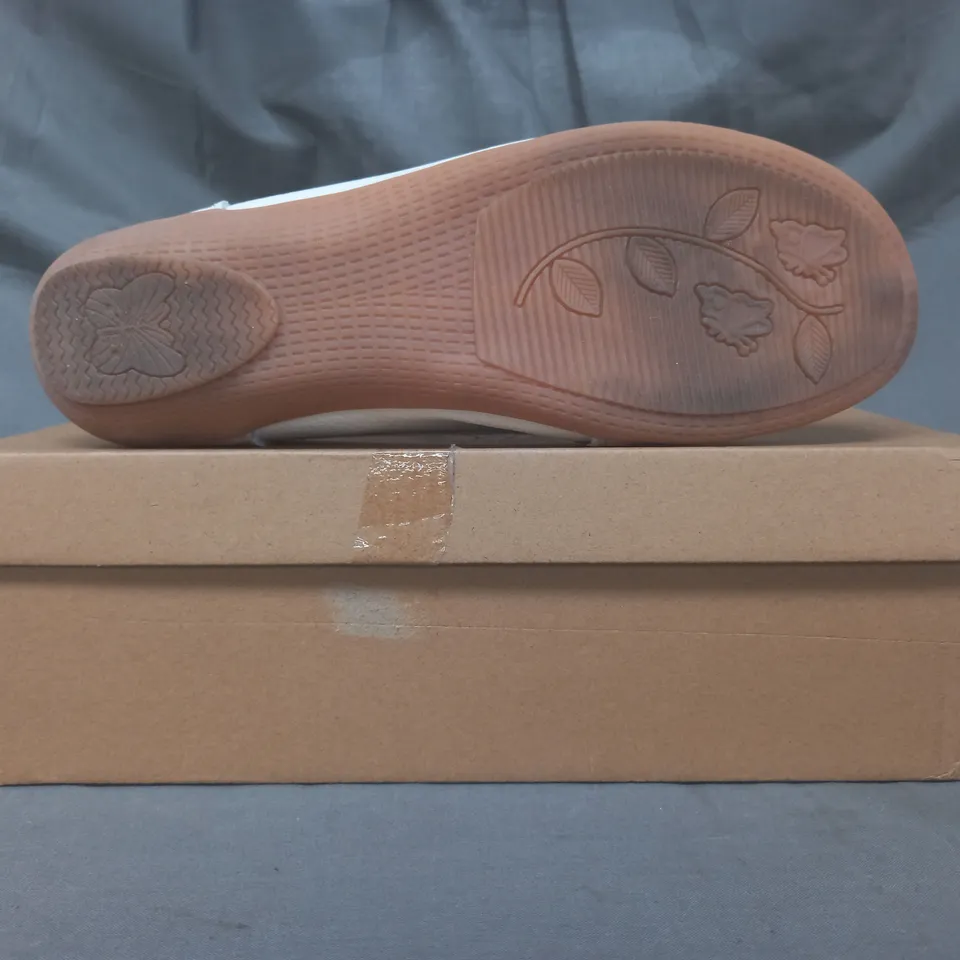 BOXED PAIR OF JO & JOE LOAFERS IN WHITE UK SIZE 6
