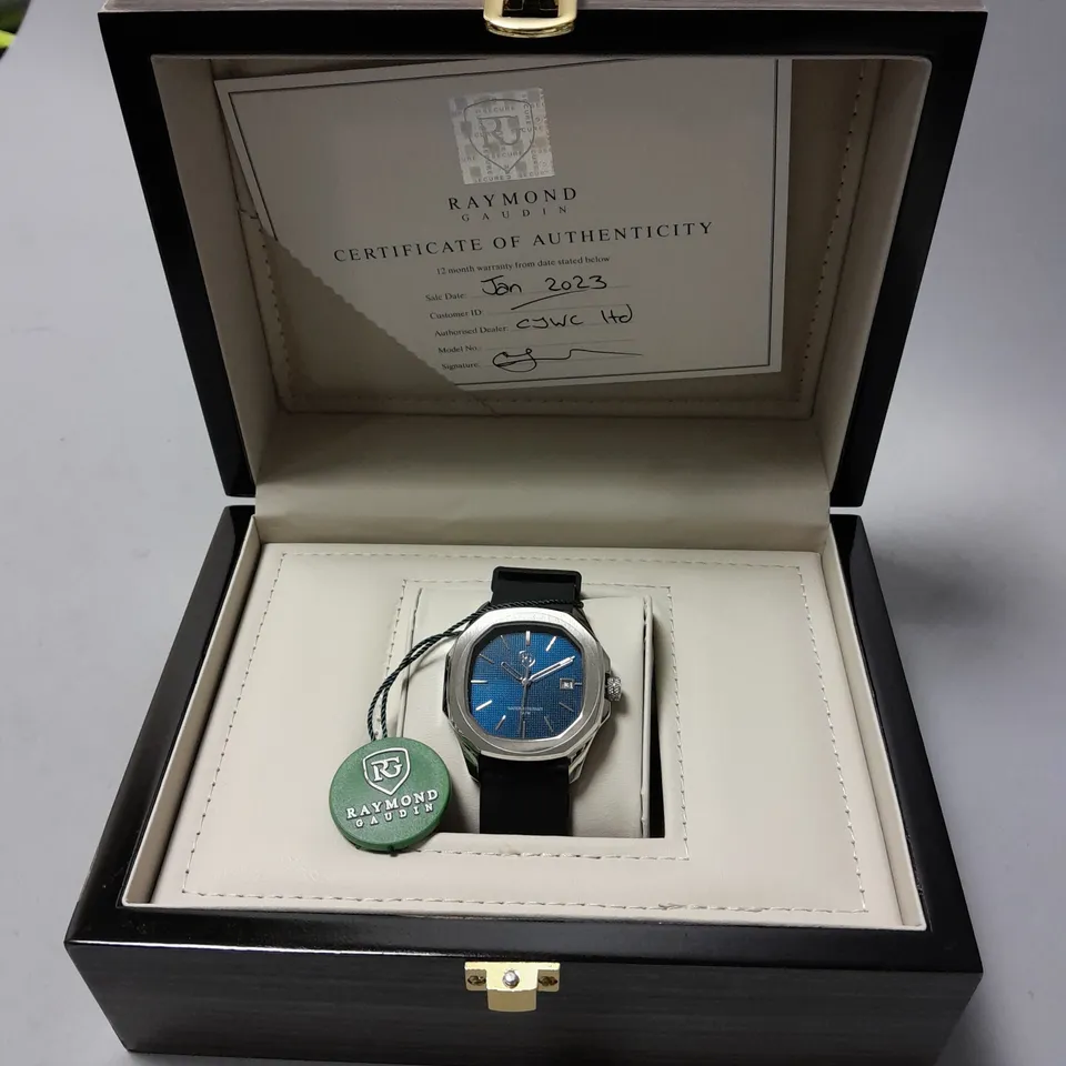 MENS RAYMOND GAUDIN BLUE DIAL WATCH WITH STAINLESS STEEL CASE AND RUBBER STRAP, WATER RESISTANT WITH JPN MOVEMENT IN WOODEN GIFT BOX