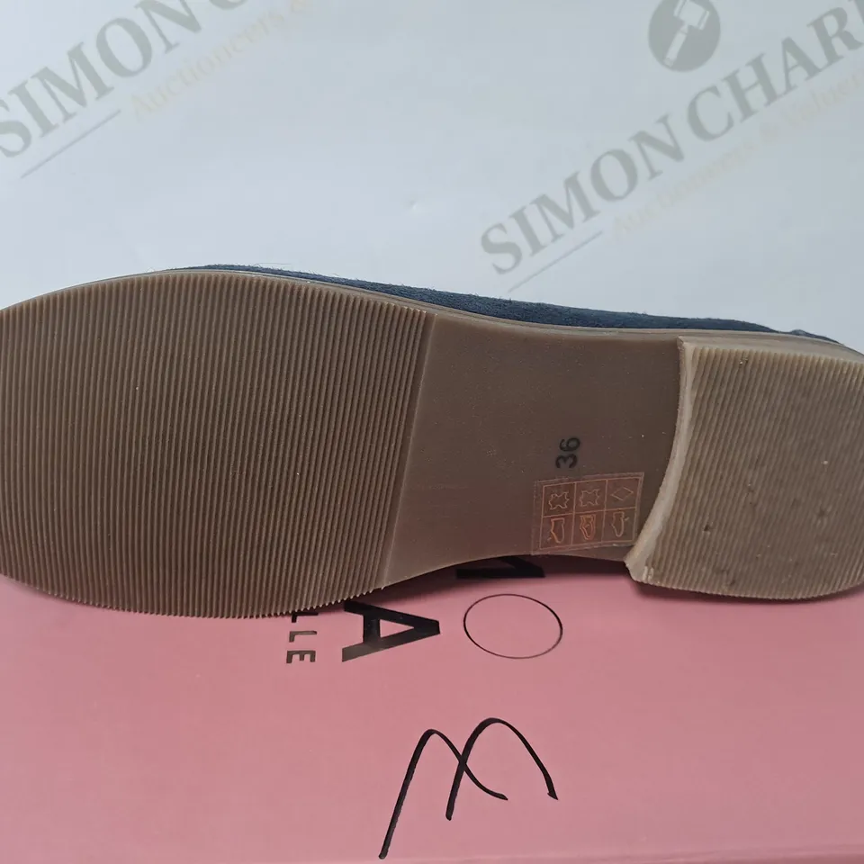 MODA IN PELLE BOXED BLUE TASSLED SHOE SIZE 3