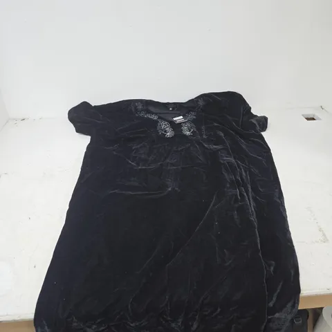 BOX OF APPROXIMATELY 20 ASSORTED CLOTHING TO INCLUDE: TAMSY BLACK FLORAL DRESS