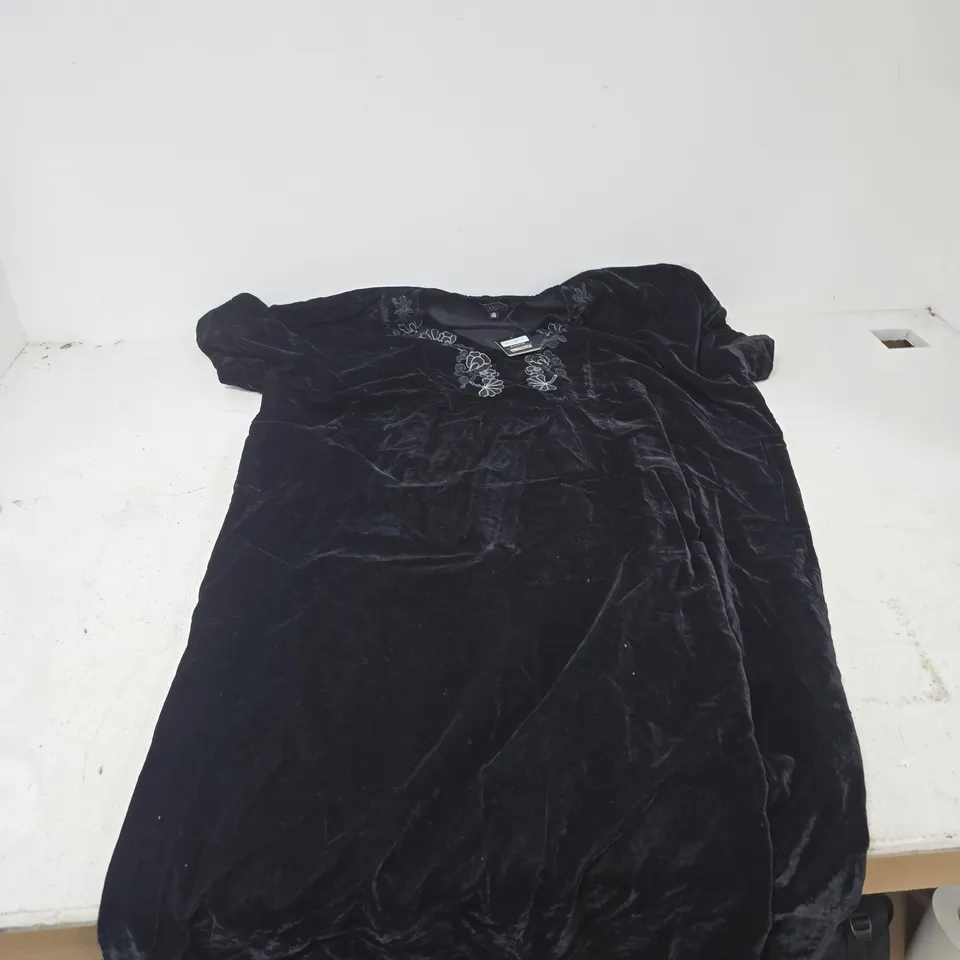 BOX OF APPROXIMATELY 20 ASSORTED CLOTHING TO INCLUDE: TAMSY BLACK FLORAL DRESS
