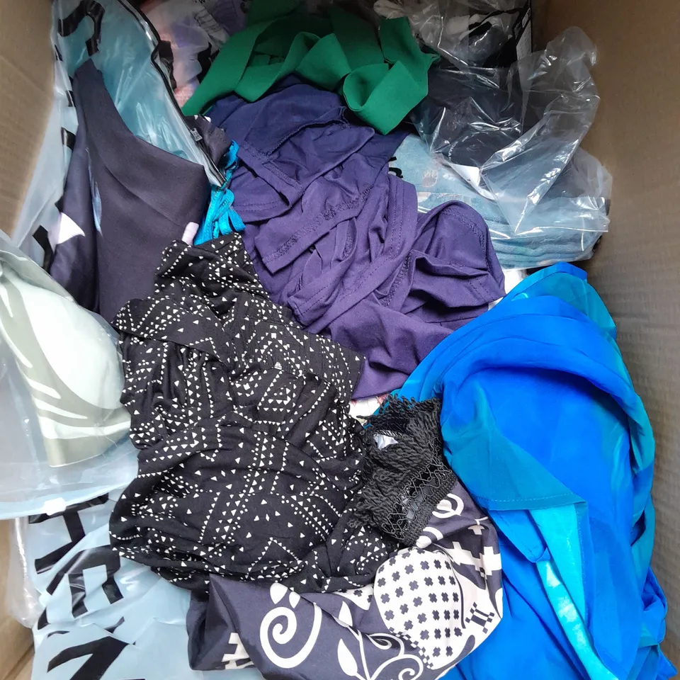 BOX OF APPROXIMATELY 25 ASSORTED CLOTHING ITEMS TO INCLUDE DRESSES, SKIRT, JACKET ETC