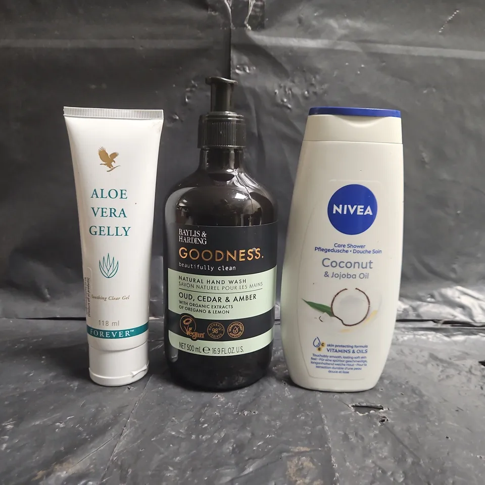 APPROXIMATELY 10 ASSORTED COSMETIC ITEMS TO INCLUDE NIVEA, BAYLIS & HARDING, ETC