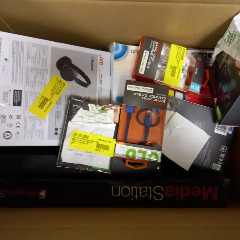 LOT OF APPROXIMATELY 12 ELECTRICAL ITEMS, TO INCLUDE CHARGER, EARPHONES, ETC