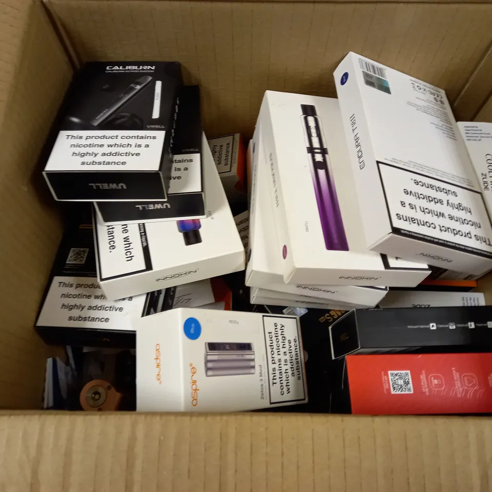 BOX OF APPROXMATELY 28 E-CIGARETTES AND LIQUIDS TO INCLUDE ARGUS PRO, ASPIRE ZELOS 3 MOD IN BLUE, UWELL CALIBURN G POD SYSTEM, ETC