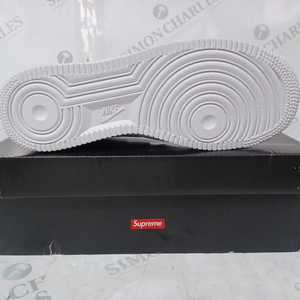 BOXED PAIR OF SUPREME/NIKE AIR FORCE 1 SHOES IN WHITE UK SIZE 6