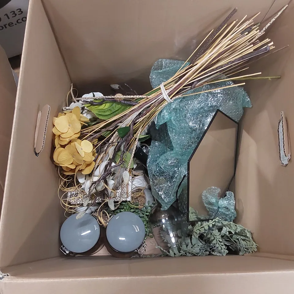 PALLET OF ASSORTED HOMEWARE SHOWROOM DECORATION FURNISHINGS INCLUDING: VASES, LAMPSHADES, FOOD CONTAINERS, WINE GLASSES, ARTIFICIAL PLANTS ECT