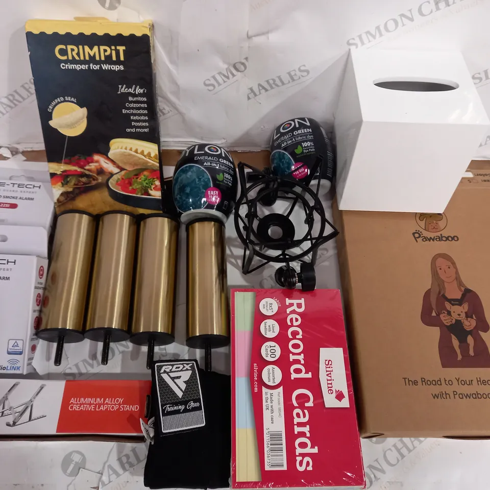 LARGE QUANTITY OF ASSORTED HOUSEHLD ITEMS TO INCLUDE PAWABOO PET CARRIER, GOLD FURNITURE LEGS AND SMOKE ALARMS