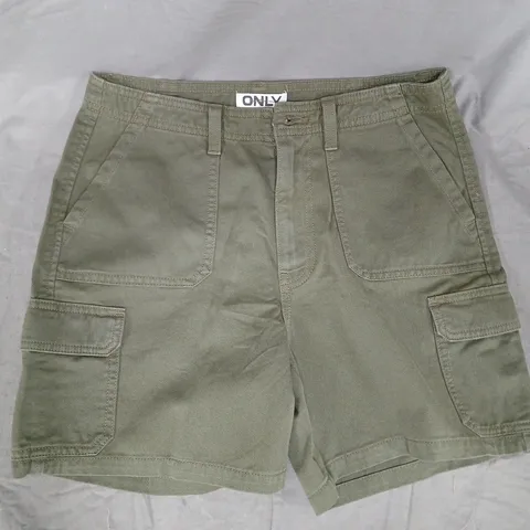 ONLY CARGO SHORTS IN DARK OLIVE SIZE SMALL