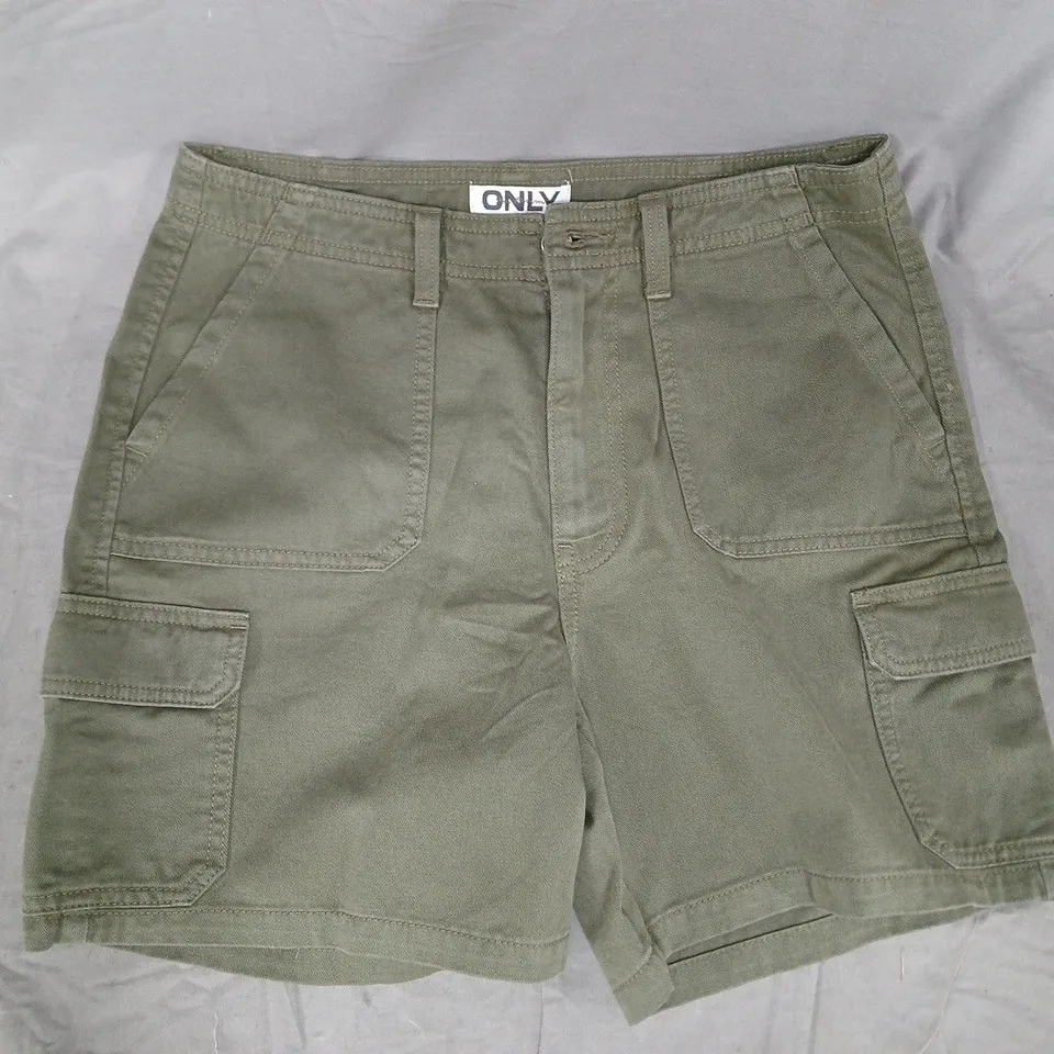 ONLY CARGO SHORTS IN DARK OLIVE SIZE SMALL