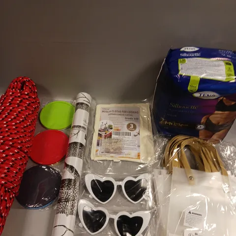 APPROXIMATELY 20 ASSORTED HOUSEHOLD PRODUCTS TO INCLUDE CLEANING PRODUCTS, KITCHENWARE, STORAGE ETC