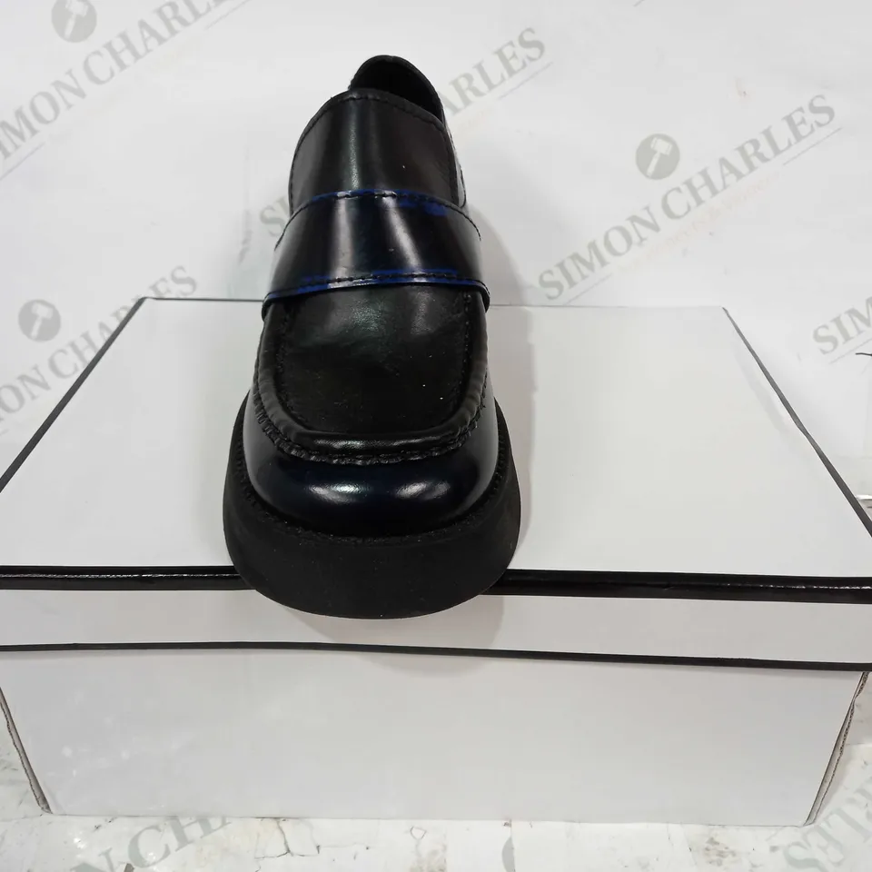BOXED PAIR OF MIISTA LOW HEEL LOAFERS IN BLACK/BLUE EU SIZE 39