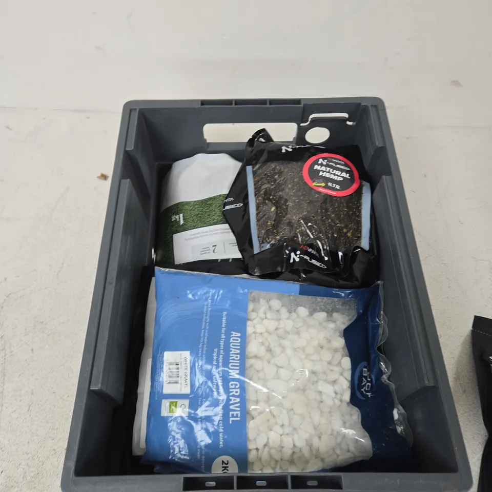 TOTE OF APPROXIMATELY 5 ASSORTED ITEMS TO INCLUDE: STICKY MANILLA BAITS 2.3MM 900G