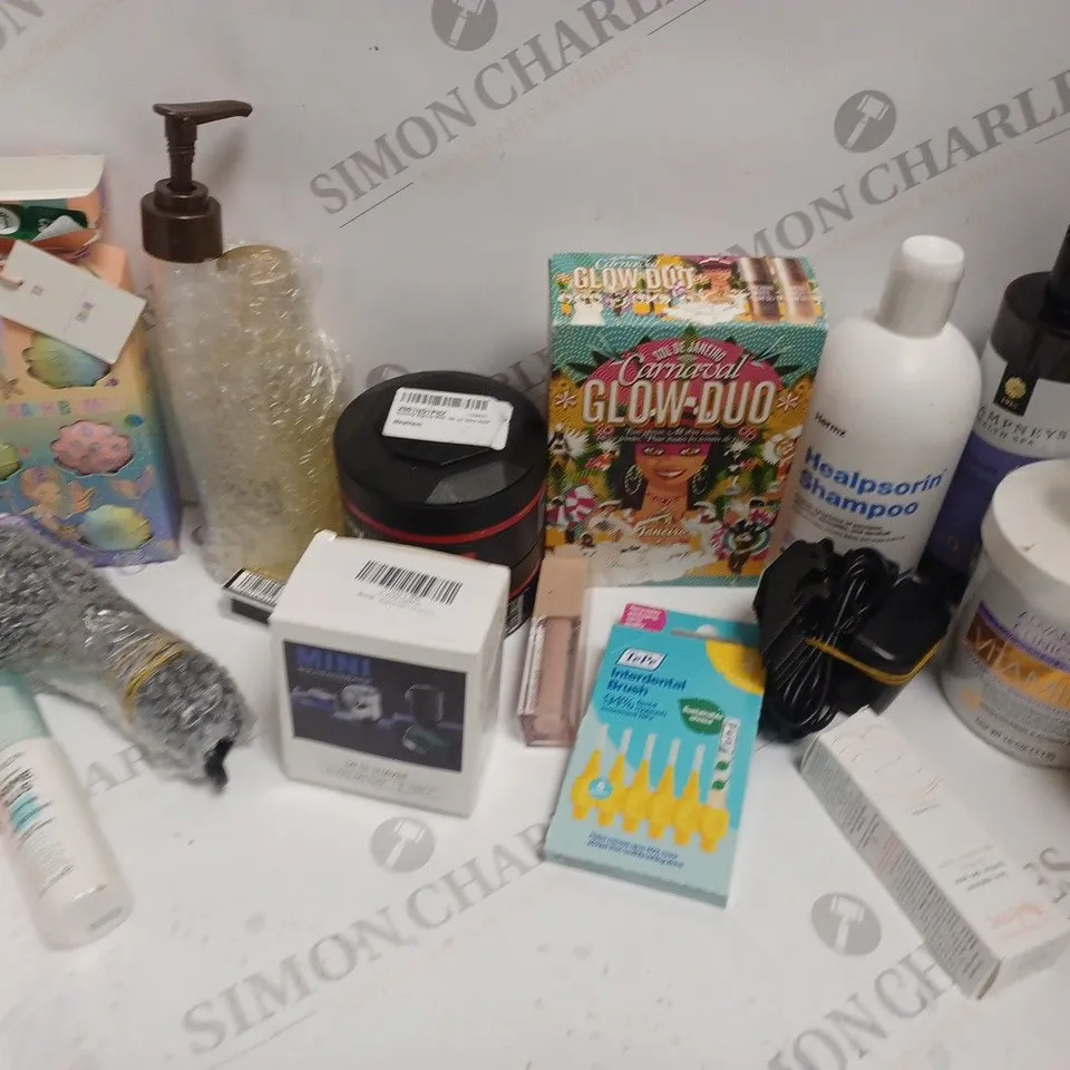 APPROXIMATELY 20 ASSORTED HEALTH AND BEAUTY ITEMS INCLUDING BOOTS CLEANSING WIPES, CHAMPNEY BODY CCLEANSER
