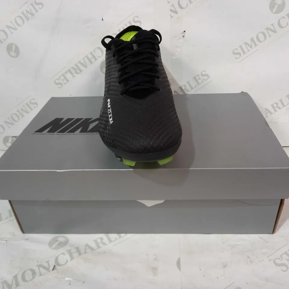 BOXED PAIR OF NIKE ZOOM VAPOR 15 ELITE FOOTBALL BOOTS IN BLACK UK SIZE 8.5
