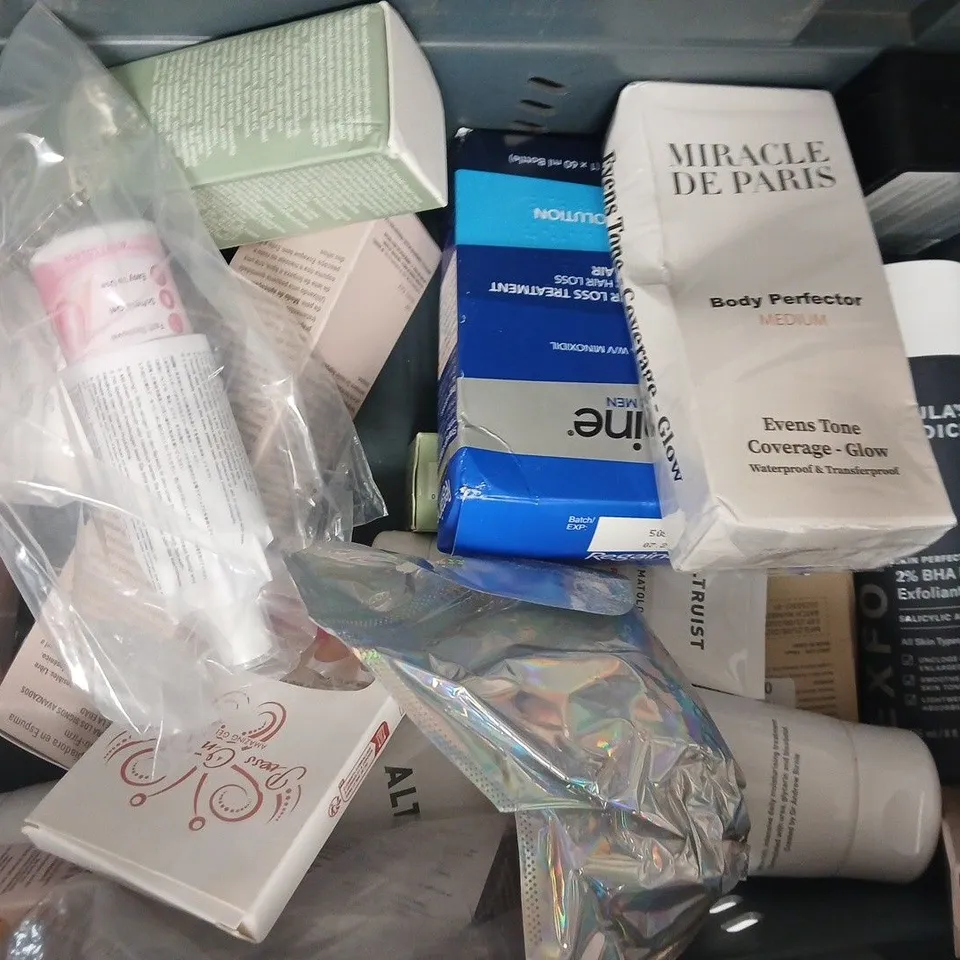 APPROXIMATELY 12 ASSORTED COSMETIC ITEMS INCLUDING VARIOUS MAKES AND BRANDS - COLLECTION ONLY