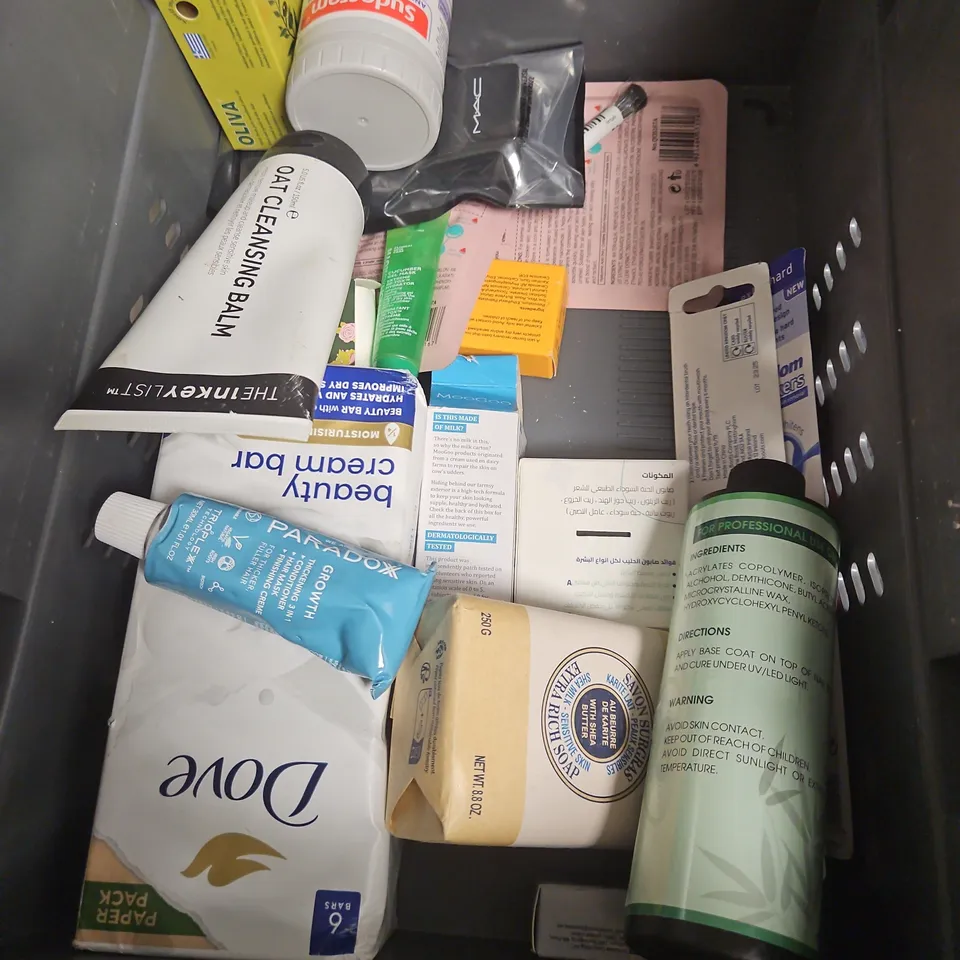 APPROXIMATEY 20 ASSORTED HEALTH AND BEAUTY PRODUCTS TO INCLUDE - SOL DE JANEIRO SHAMPOO - DOVE MOISTURISING CREAM - SOAP & GLORY CLEANSING MILK - ETC