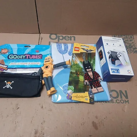 LARGE QUANTITY OF ASSORTED TOYS AND ACCESSORIES TO INCLUDE; GOOEY TUBES, LEGO BATMAN LUGGAGE TAGS, CONTROLLER CHARGING STATION AND FIDGET TOYS