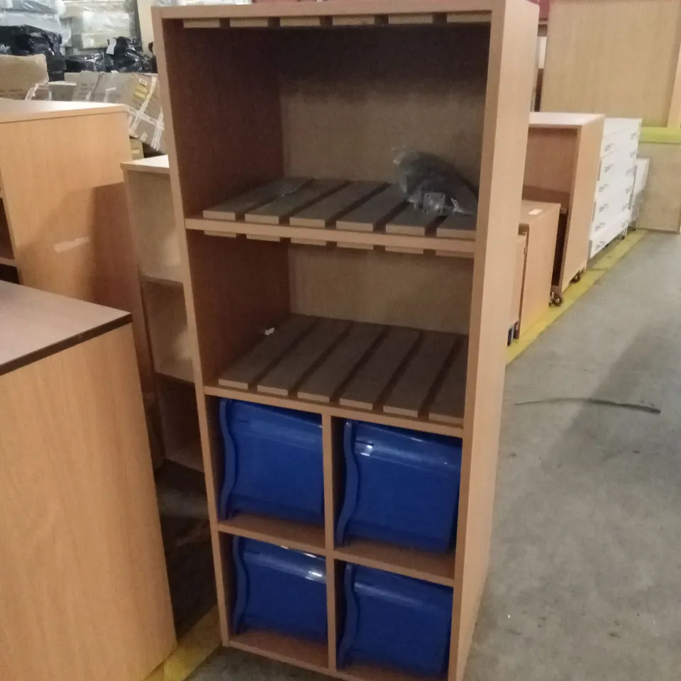 MULTI-COMPARTMENT STORAGE UNIT WITH TUBS