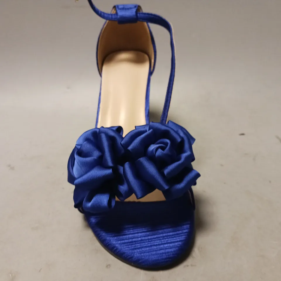 BOXED PAIR OF DESIGNER OPEN TOE BLOCK HEEL SHOES IN SAPPHIRE BLUE W. BOW DETAIL EU SIZE 40