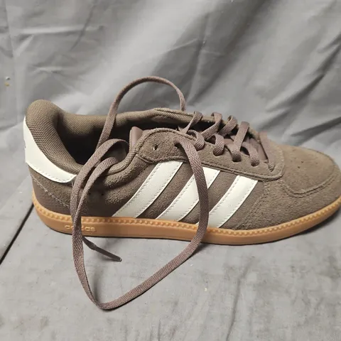 ADIDAS BROWN SUEDE SNEAKERS WITH WHITE THREE-STRIPE BRANDING - UK 4