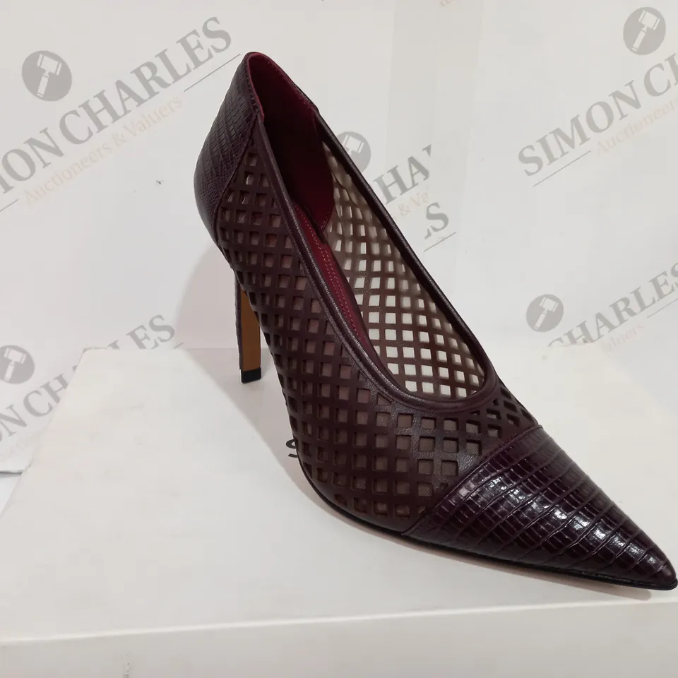 BOXED PAIR OF REISS CLOVER LIZARD SLIP-ON HEELS IN POMEGRANATE SIZE 4