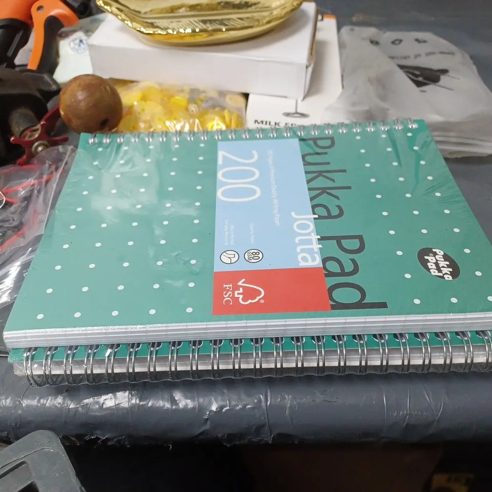 LOT CONTAINING VARIOUS HOUSEHOLD ITEMS TO INCLUDE; X2 SOAP DISHES, X3 JOTTER PADS, AMAZON FIRE STICK WITH REMOTE ETC. ETC.