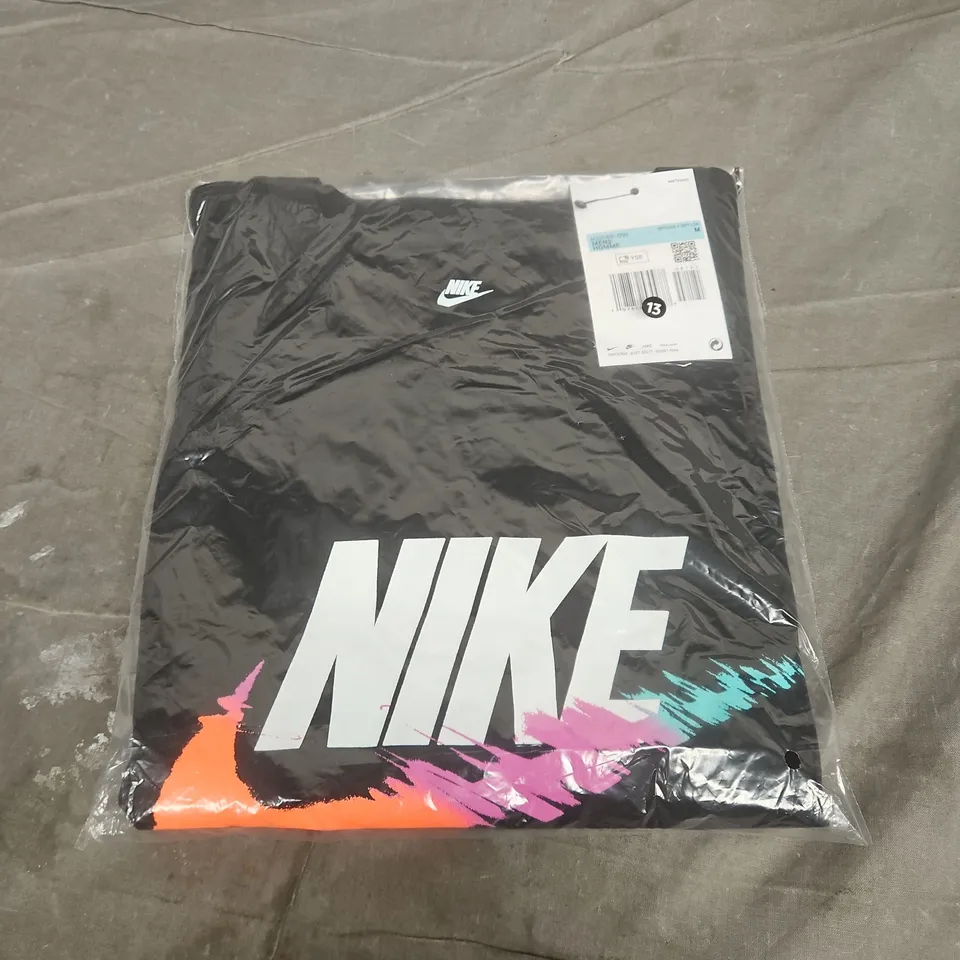 BAGGED NIKE GRAPHIC TEE - SIZE M