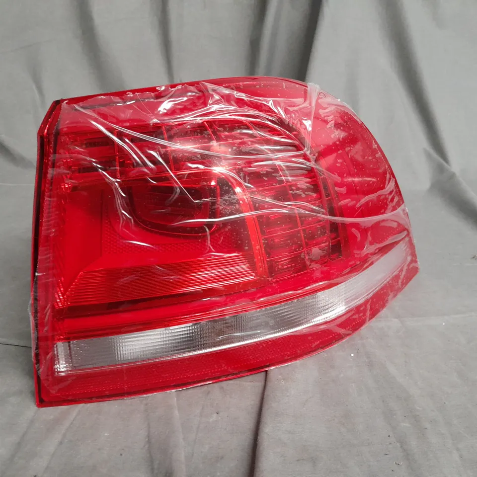 VOLKSWAGEN TOUAREG TAIL LIGHT 