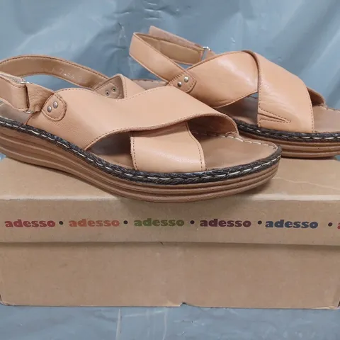BOXED PAIR OF ADESSO DAHLIA LEATHER CROSS OVER SANDALS IN TAN SIZE 5
