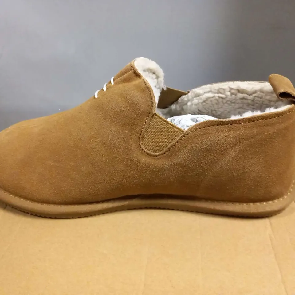 BOXED MENS'S LOWLAND SHEEPSKIN AND SUEDE SLIPPERS SIZE 11