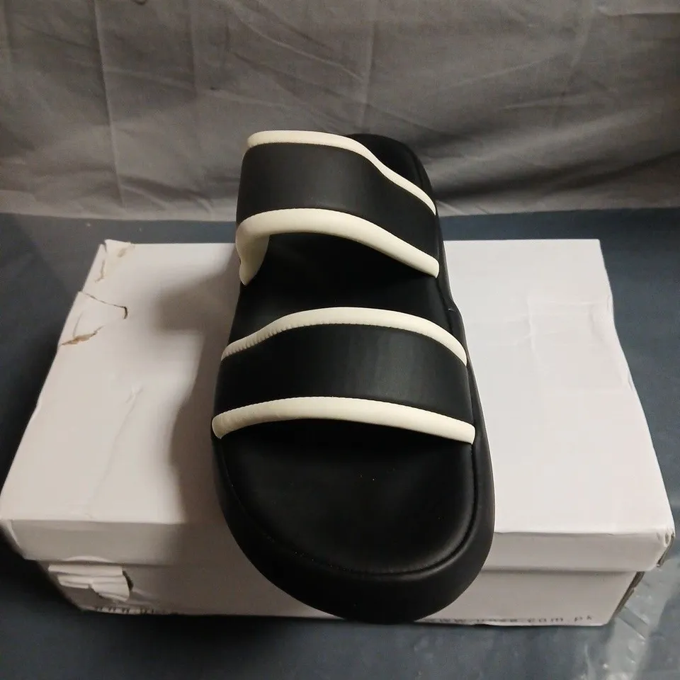 UNZE LONDON BLACK SLIDE SANDALS WITH THREE WHITE STRAPS – EU SIZE 41