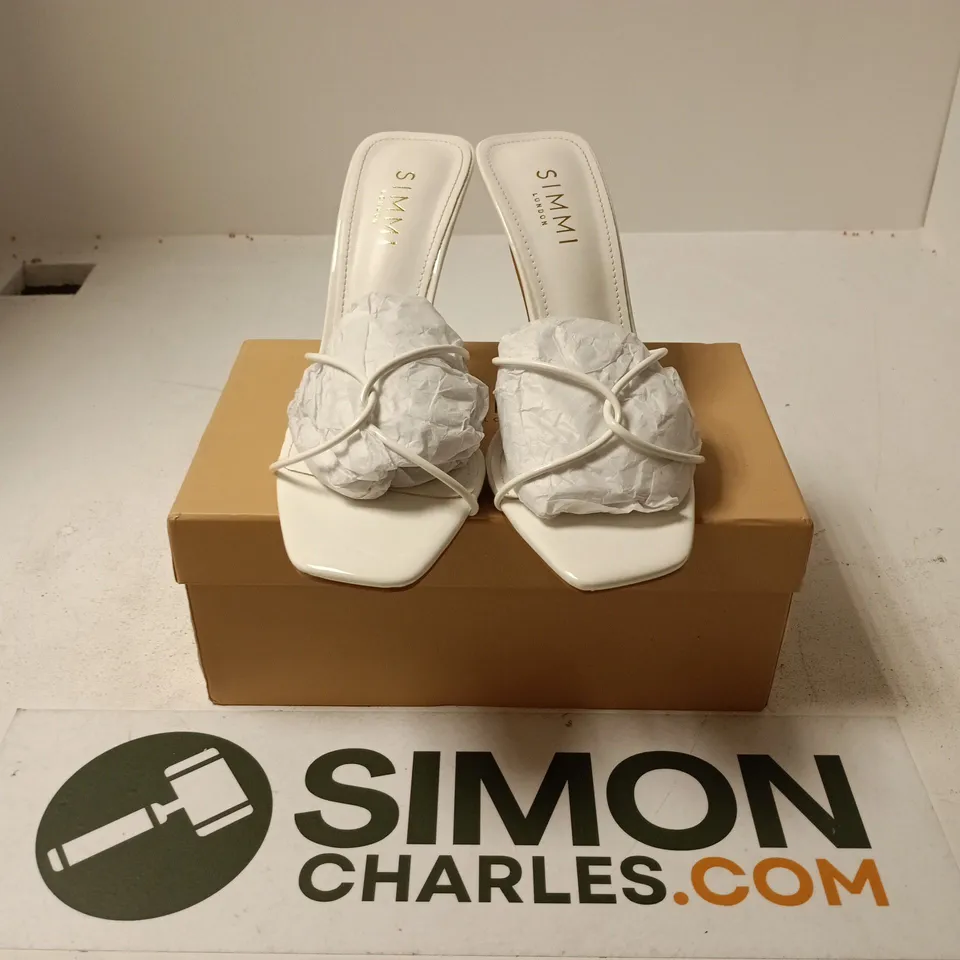 BOXED PAIR OF SIMMI LONDON SIBELE HEELS IN WHITE - SIZE 5