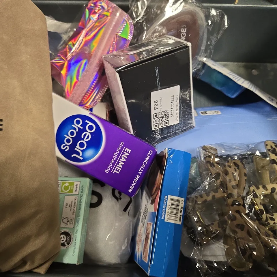 APPROXIMATELY 12 ASSORTED HEALTH & BEAUTY ITEMS TO INCLUDE - SCALP CONCENTRATE , FREEDERM SKIN REPAIR , HAIR CLIPPER ETC