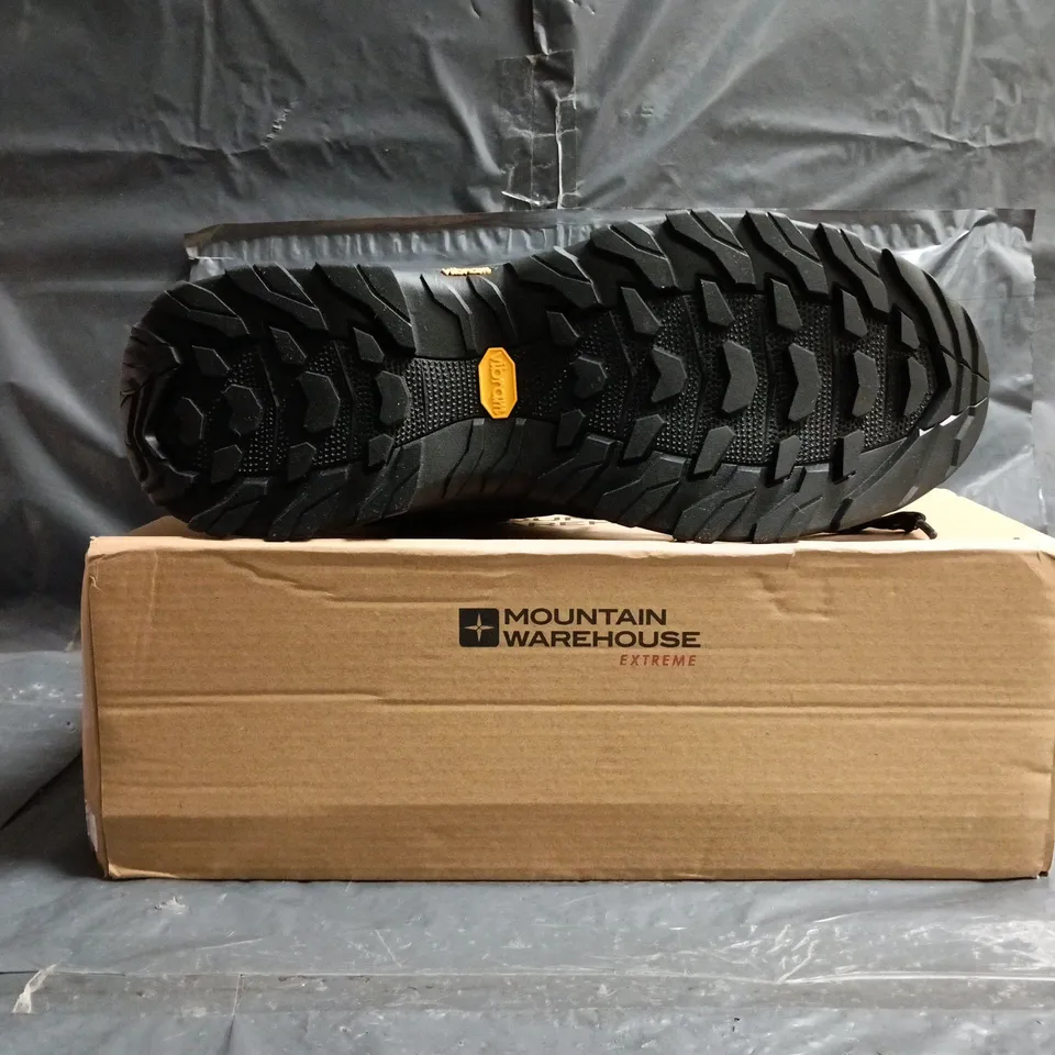 BOXED PAIR OF MOUNTAIN WAREHOUSE VERTEX EXTREME VIBRAM WATERPROOF ANKLE BOOTS IN GREY SIZE UK 11