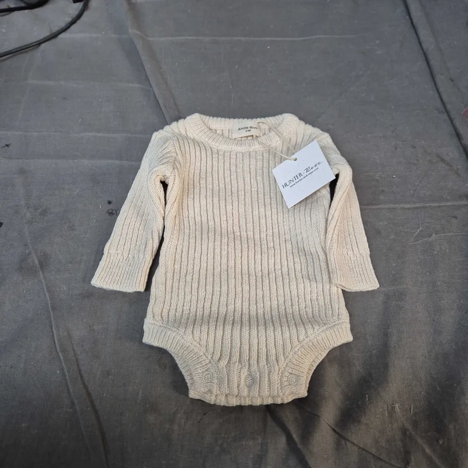 BABY KNITTED BODYSUIT – OATMEAL – 0-3M (HUNTER BRAND)