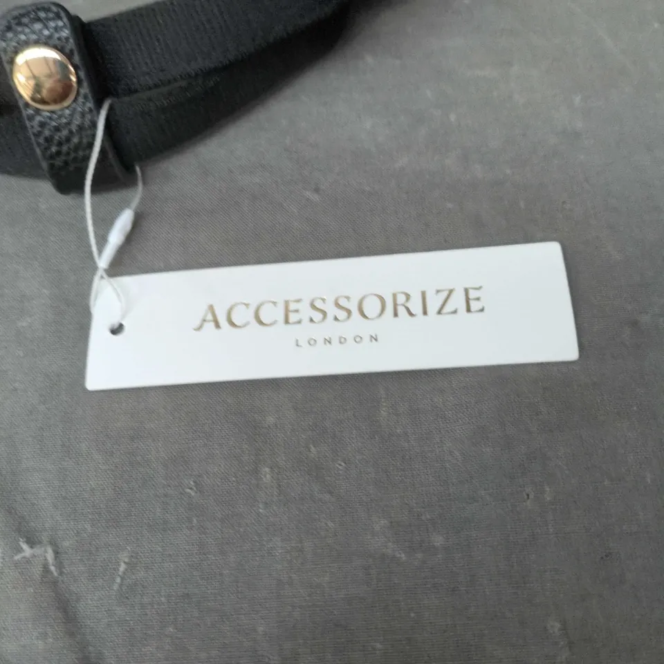 ACCESSORIZE LONDON BLACK HANDBAG WITH FRONT ZIP POCKET – BRAND TAG ATTACHED