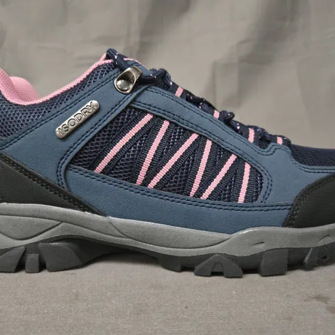 BOXED PAIR OF MOUNTAIN WAREHOUSE PATH WOMEN'S OUTDOOR WATERPROOF WALKING SHOES IN NAVY/BERRY UK SIZE 6