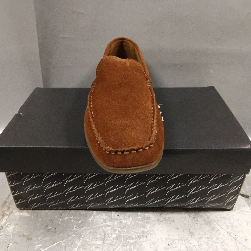 BOXED PAIR OF FABRIC MOCC SUEDE LOAFERS IN BROWN SIZE UK 9